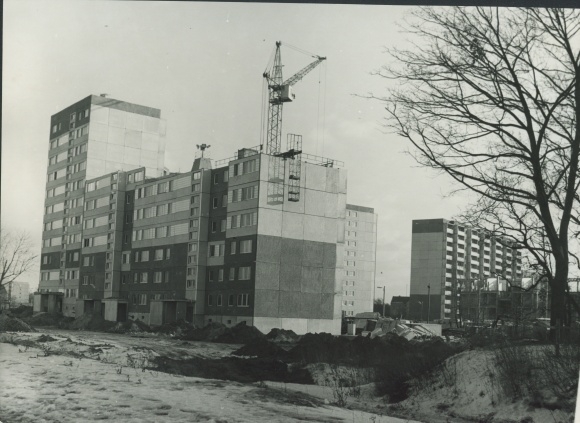 Photo Berlin Lichtenberg Alt Friedrichsfelde, street of liberation, new building district under construction, crane