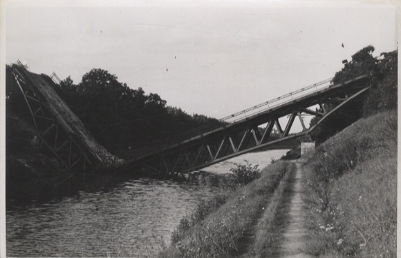 Original Fotos Berlin Tempelhof, zerstörte Techow-Brücke, um 1945/46, ca. 12 x 17 cm