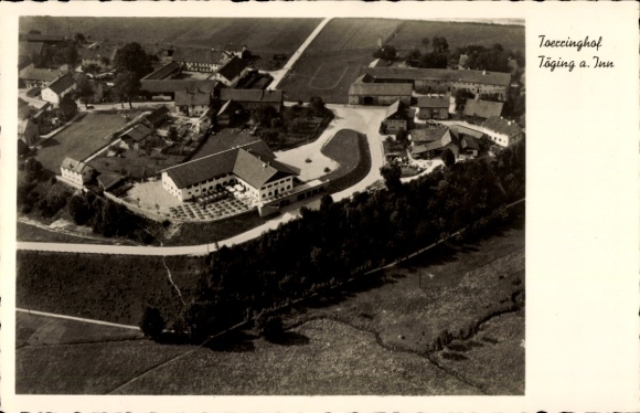 Ak Töging am Inn Oberbayern, Das Bild zeigt eine Luftaufnahme des Toeckinghofs in Töging a. Inn.