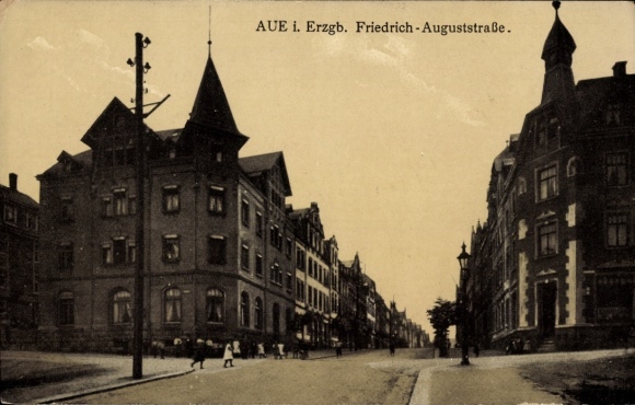 Ak Aue im Erzgebirge Sachsen, Friedrich-Auguststraße,   Gebäude, Straßenansicht