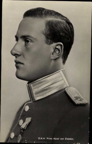 Postcard Prince Karel of Sweden, portrait in uniform, profile view