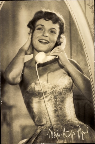Postcard Actress Marie Luise Etzel, Telephone, Defa, The Captain of Cologne, portrait