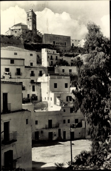 KP Ibiza Baleary, Fotografia czarno-biała, pejzaż miejski, Museo Arqueológico, Ibi