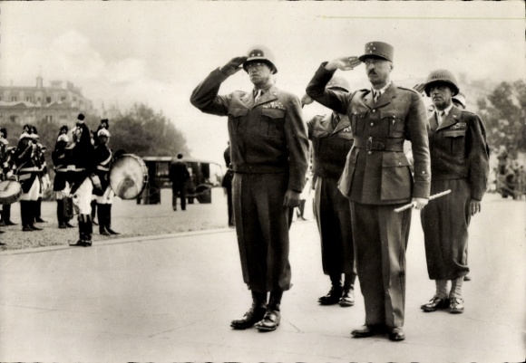 Postcard Liberation of Paris, General Bradley and General Koenig in front of the Tomb of the Unknown Soldier