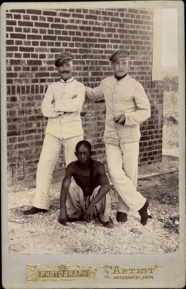 Cabinet photo China, German soldiers in uniform, local man