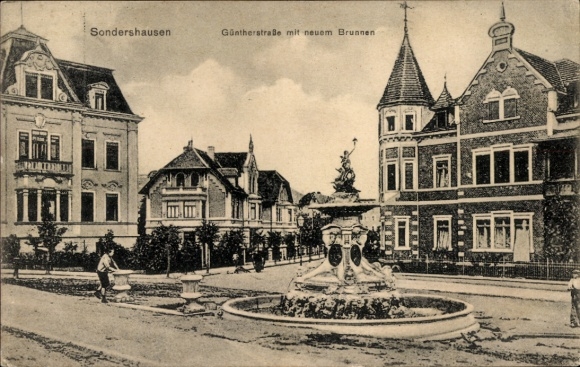 Postcard Sondershausen in the Kyffhäuserkreis Thuringia, Güntherstraße, new fountain, building
