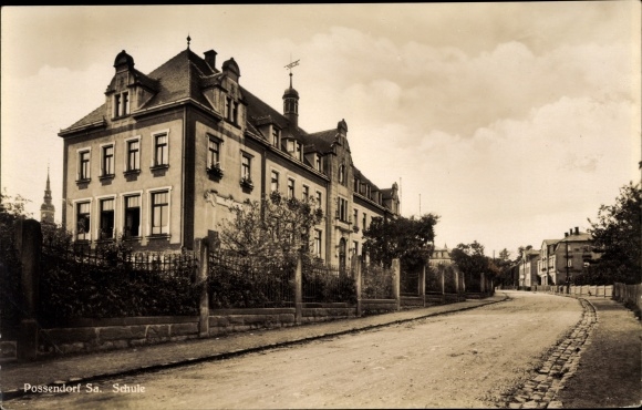 Ak Possendorf Bannewitz Sachsen, Straßenpartie mit Blick auf die Schule