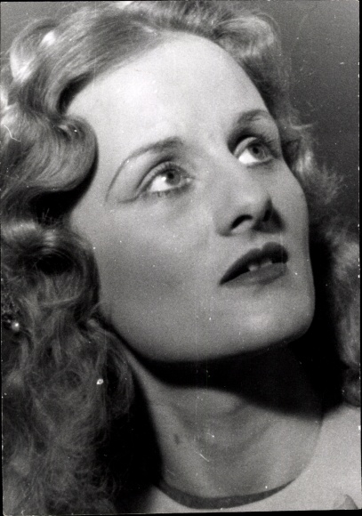 Postcard actress Viola Wahlen, portrait