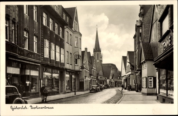 Postcard Gütersloh Westfalen, Berlinerstrasse, church tower, shops