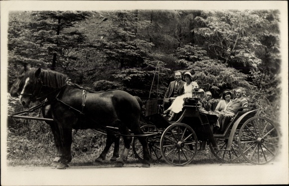 Photo Postcard Altenau Clausthal Zellerfeld in the Oberharz, Okertal, people in a carriage 1932