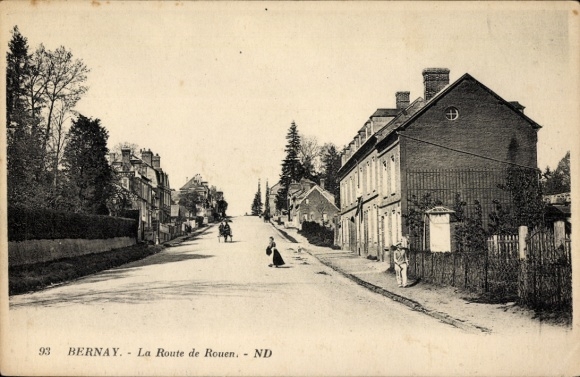 Ak Bernay Eure, Straße in  Häuser, Bäume, Menschen, Reiter