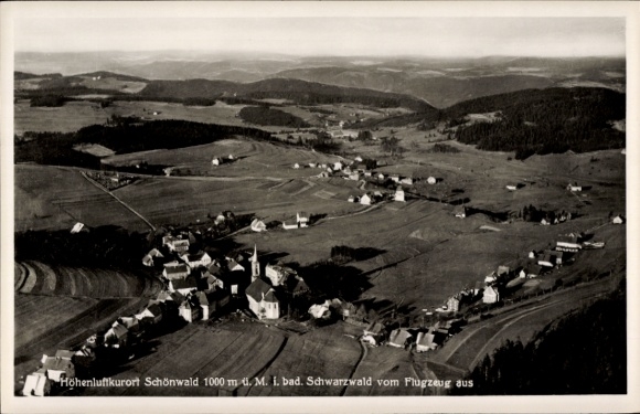 Ak Schönwald im Schwarzwald, Luftaufnahme von  Höhenluftkurort, Schwarzwald vom Flugzeug aus