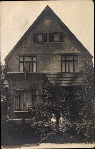 Foto Ak Quickborn in Holstein, Deutscher Soldat in Uniform mit Frau vor einem Haus