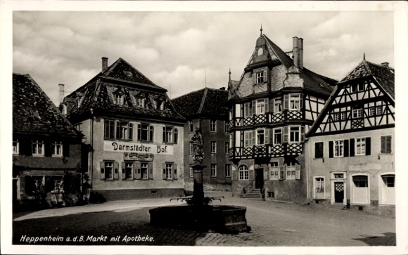 Ak Heppenheim an der Bergstraße, Marktplatz mit Apotheke, Brunnen,  Gebäude, Wolken