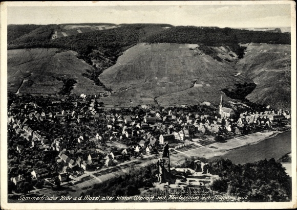 Ak Kröv an der Mosel, Fliegeraufnahme vom Ort mit Klosterruine