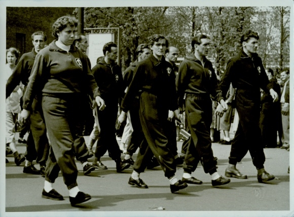 Photo SV Dynamo, sprinter Christa Stubnick, athletes in tracksuits, 1955