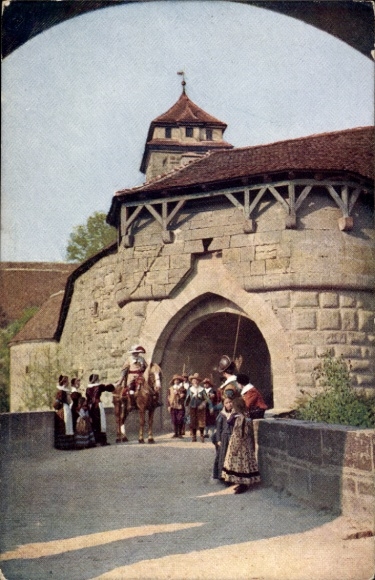 Ak Rothenburg ob der Tauber Mittelfranken, Rothenburg o. T., Spital Bastei, Menschen in Trachten,