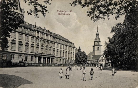 Ak Erbach im Odenwald Hessen, Schloßplatz,  Gebäude, Menschen auf dem Platz, Bäume, Kirche