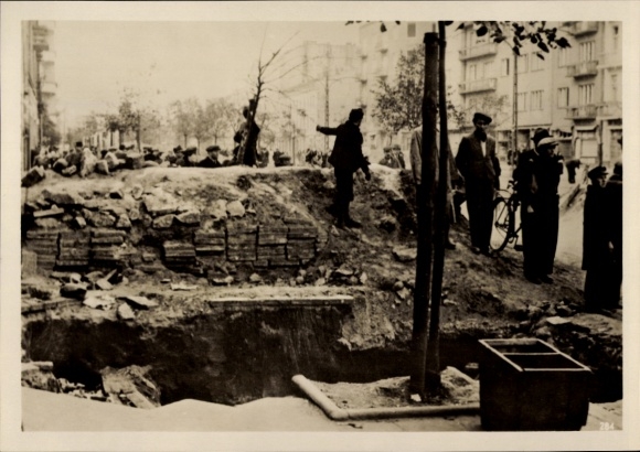Fot. H. Hoffmann, okopy na ulicach Warszawy, październik 1939 r.