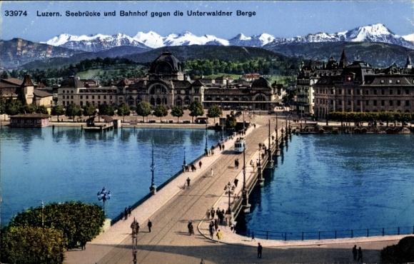 Ak Luzern Stadt Schweiz, Seebrücke und Bahnhof gegen die Unterwaldner Berge