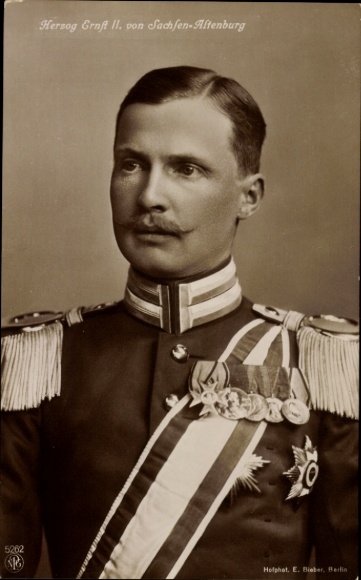 Ak Herzog Ernst II. von Sachsen Altenburg, Portrait in Uniform, Orden, NPG 5262