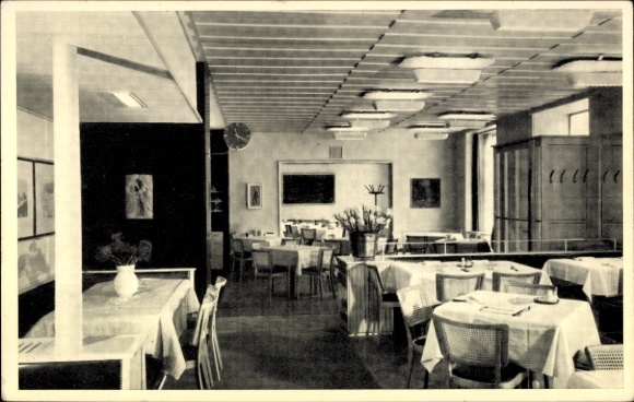 KP Basel City Szwajcaria, widok wnętrza restauracji, stoły z białymi obrusami, obrazy na