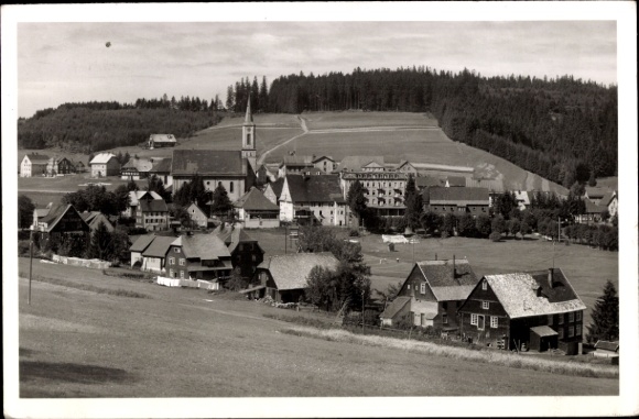Ak Schönwald im Schwarzwald, Landschaft mit Häusern, Kirche, Wald, Schwarzwald, Schönwald