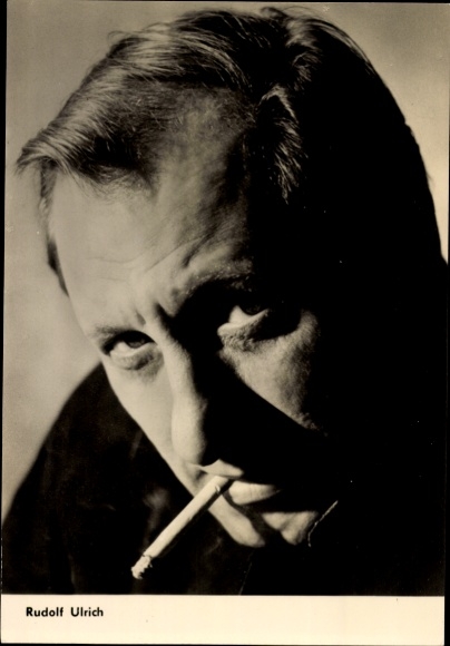 Postcard actor Rudolf Ullrich, portrait, cigarette, DEFA, film Dangerous Cargo and Tatort Berlin