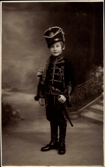 Foto Ak Junge in Französischer Husaren-Uniform, Standportrait