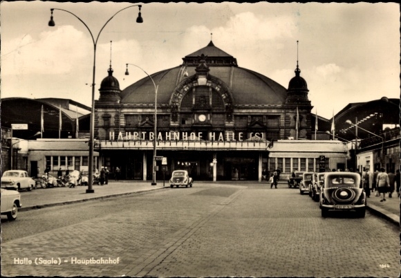 Postcard Halle an der Saale, Halle main station, architecture, cars in front of the station, black and white