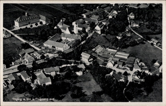 Ak Töging am Inn Oberbayern, Luftbild von  viele Gebäude, ländliche Umgebung