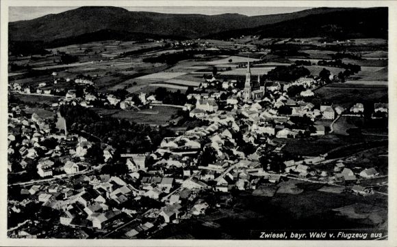 Ak Zwiesel im Bayerischen Wald, Luftaufnahme von  bayerischer Wald, Stadtansicht, Kirche, Berge