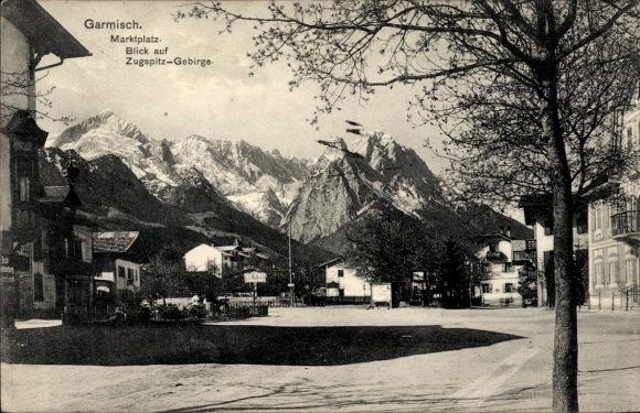 Garmisch Partenkirchen in Upper Bavaria, market square, view of the Zugspitze mountains
