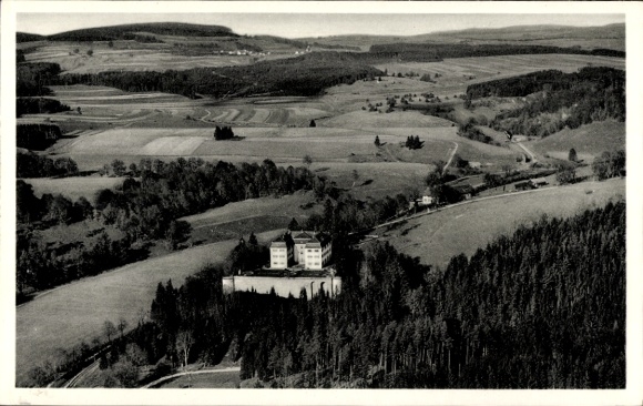 Ak Münsingen in Württemberg, Landschaft mit Grafeneck, Hügel, Wälder, Straße