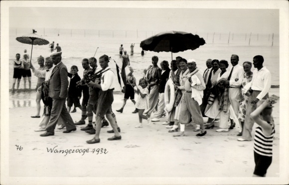 Photo Postcard North Sea resort Wangerooge, bathers at the promenade on the beach, musicians, umbrellas, 1932