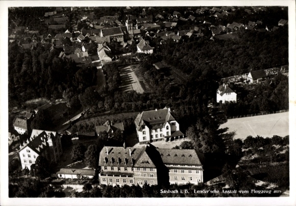 Postcard Sasbach in the Ortenau, aerial view of the Lender'sche Anstalt, surrounded by trees and town