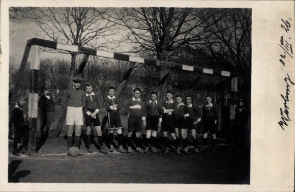 Postcard Warburg in Westphalia, football team, group photo in front of the goal
