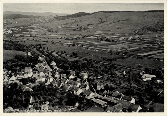 Ak Horheim Wutöschingen Breisgau, Landschaftsaufnahme aus Flugzeug, typische deutsche Architektur