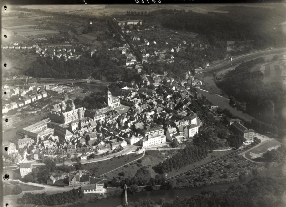 Ak Weilburg an der Lahn Hessen, Stadtansicht von  aufgenommen von einem Flugzeug.