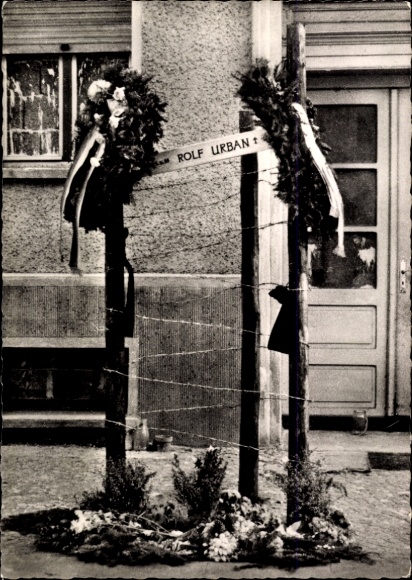 Ak Berlin, Bernauer Straße 1, Mahnmal für Maueropfer Rudolf Urban, Rolf