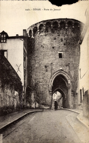 KP Dinan Côtes-d'Armor, zabytkowa brama, mur w kolorze piaskowca, wąska ulica,