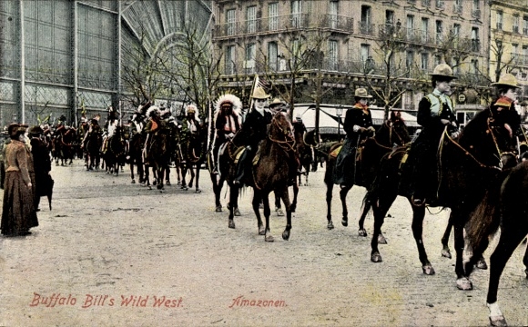 Ak Buffalo Bill's Wild West, Amazonen, Frauen in Cowboykostümen, Indianer, Völkerschau