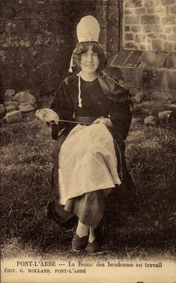 Postcard Pont l'Abbé Finistère, embroiderer in traditional costume