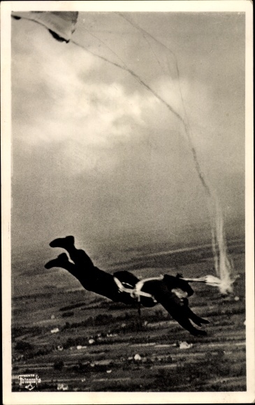 Ak Fallschirmjäger im freien Fall nach dem Absprung, Luftwaffe, II. WK