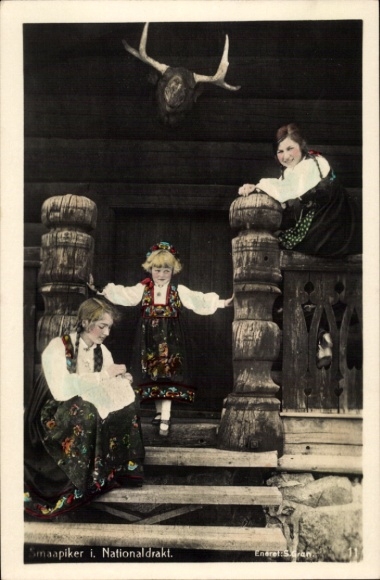 Postcard Norway, Fröisöen i Nordfjord, Three women in Norwegian costume in front of a house.