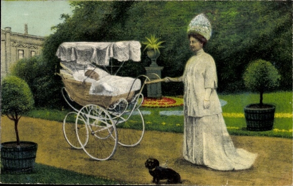 Ak Kind im Kinderwagen, Frau in weißem Kleid, Hund, Spaziergang