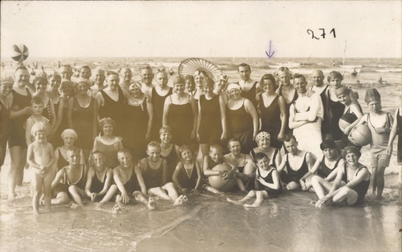 Photo Postcard North Sea resort Wangerooge, bathers in swimwear on the beach, group photo 1925