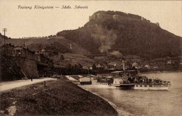 Ak Königstein an der Elbe Sächsische Schweiz, Festung  Fluss mit Dampfer, bewaldete Hügel