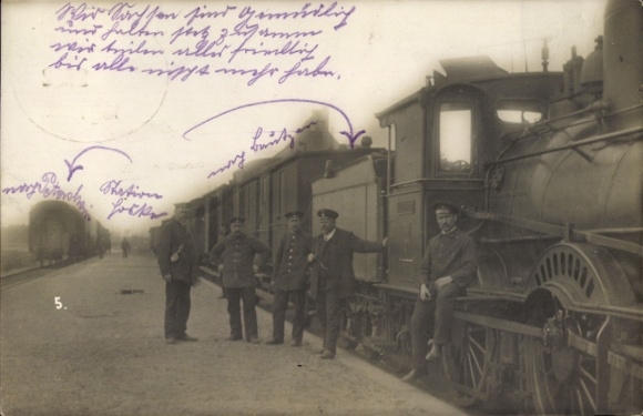 Foto Ak Hoske Wittichenau in der Oberlausitz, Bahnhof, Dampflokomotive, Bahnbeamte in Uniform