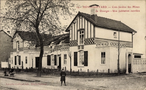 Ak Dourges Pas de Calais, Cités Jardins des Mines, Arbeiterwohnung, Baum, Kind auf der Straße, hi